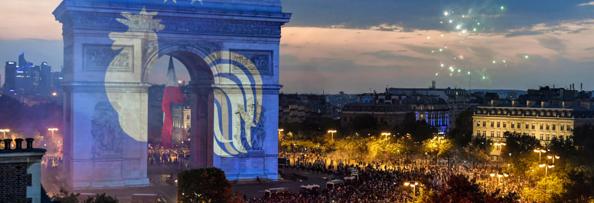 勝利の夜、凱旋門に映写されたフランスのシンボル（2018年7月15日）